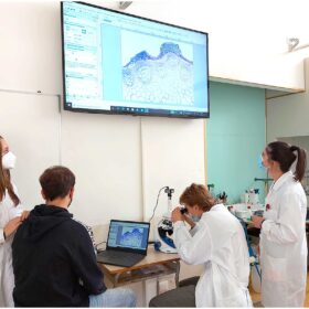 Ragazzi nei laboratori